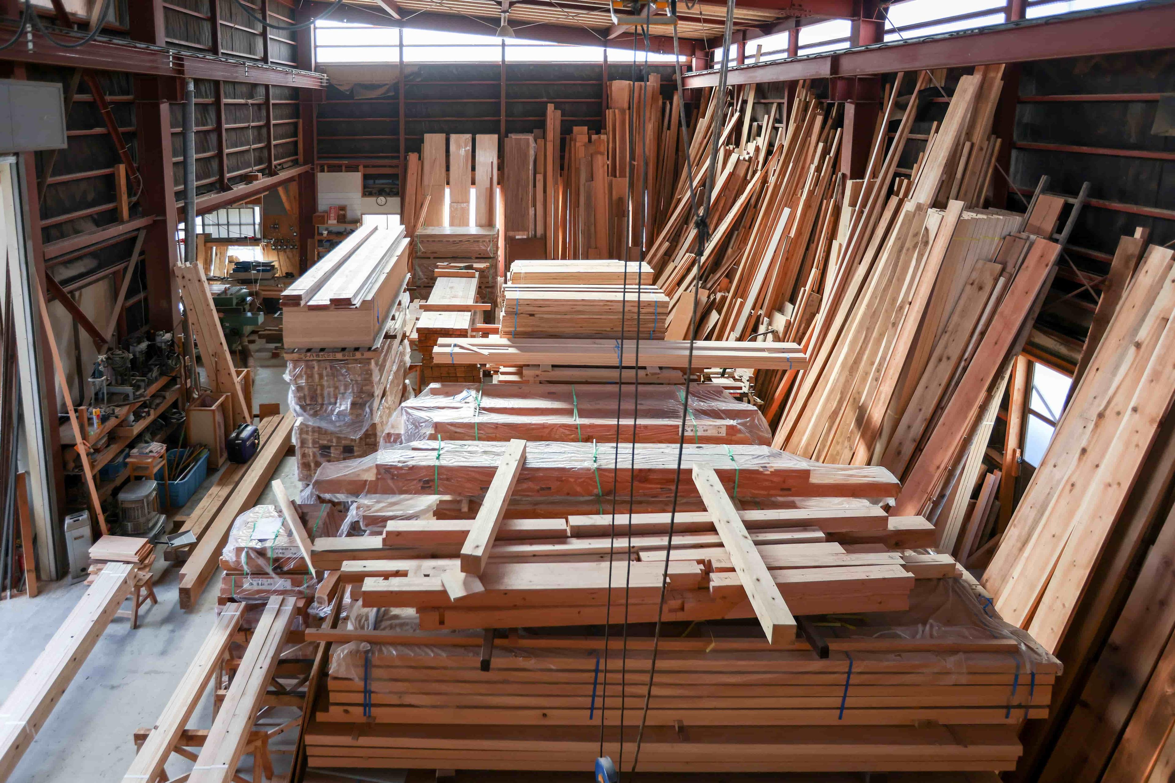 工場いっぱいに並べられ、加工される木材