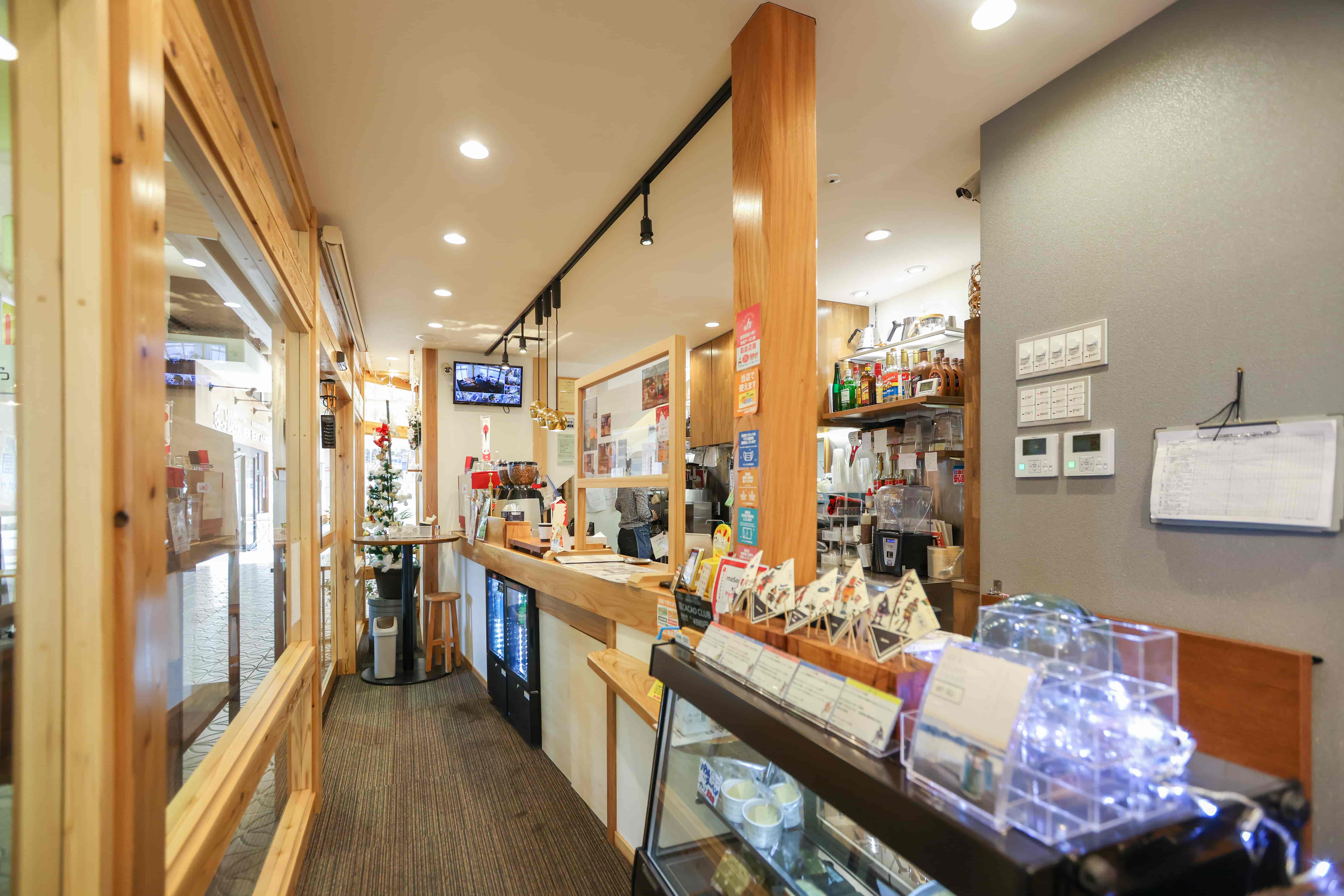 カウンター前の通路