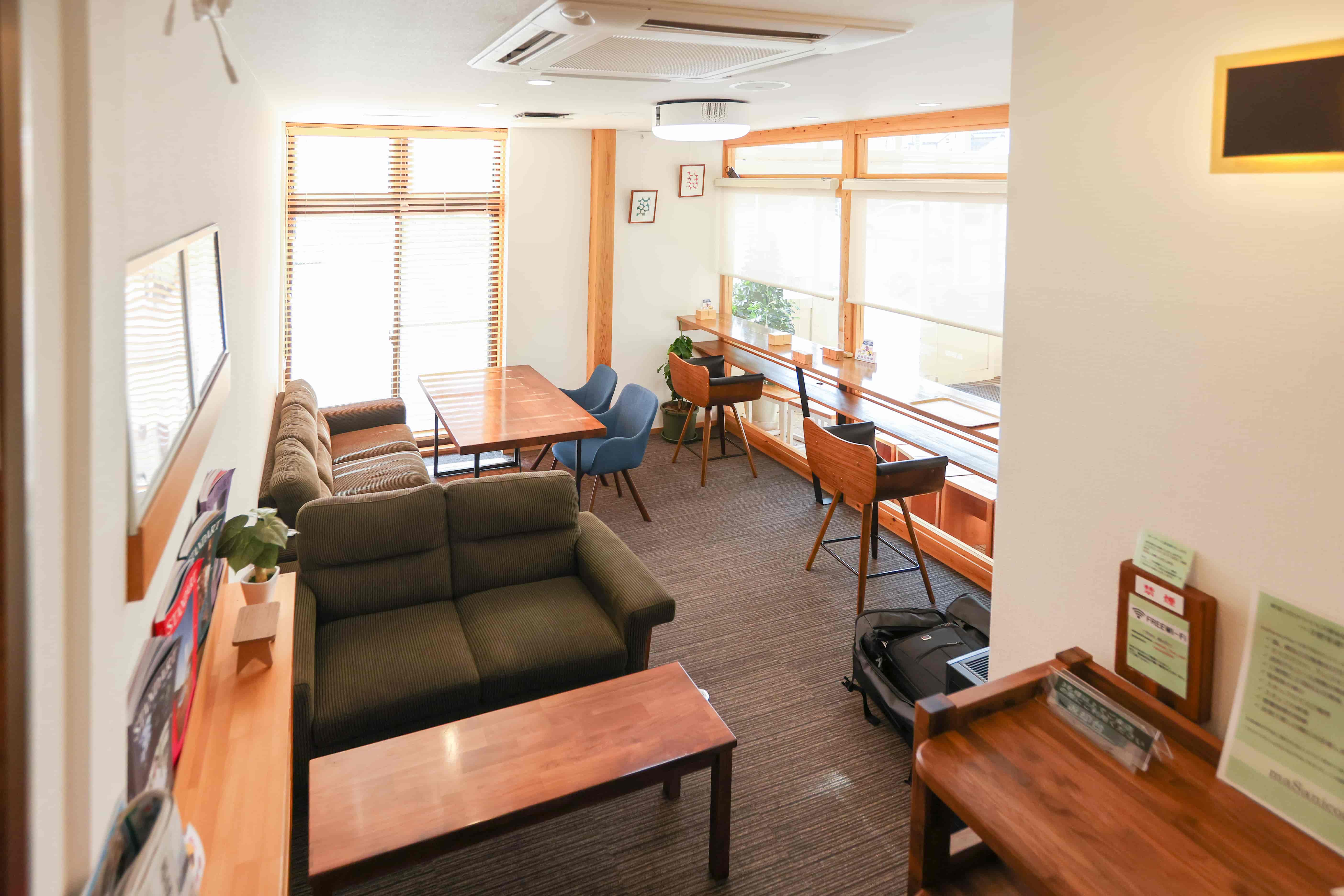 自然光が照らすワークスペース