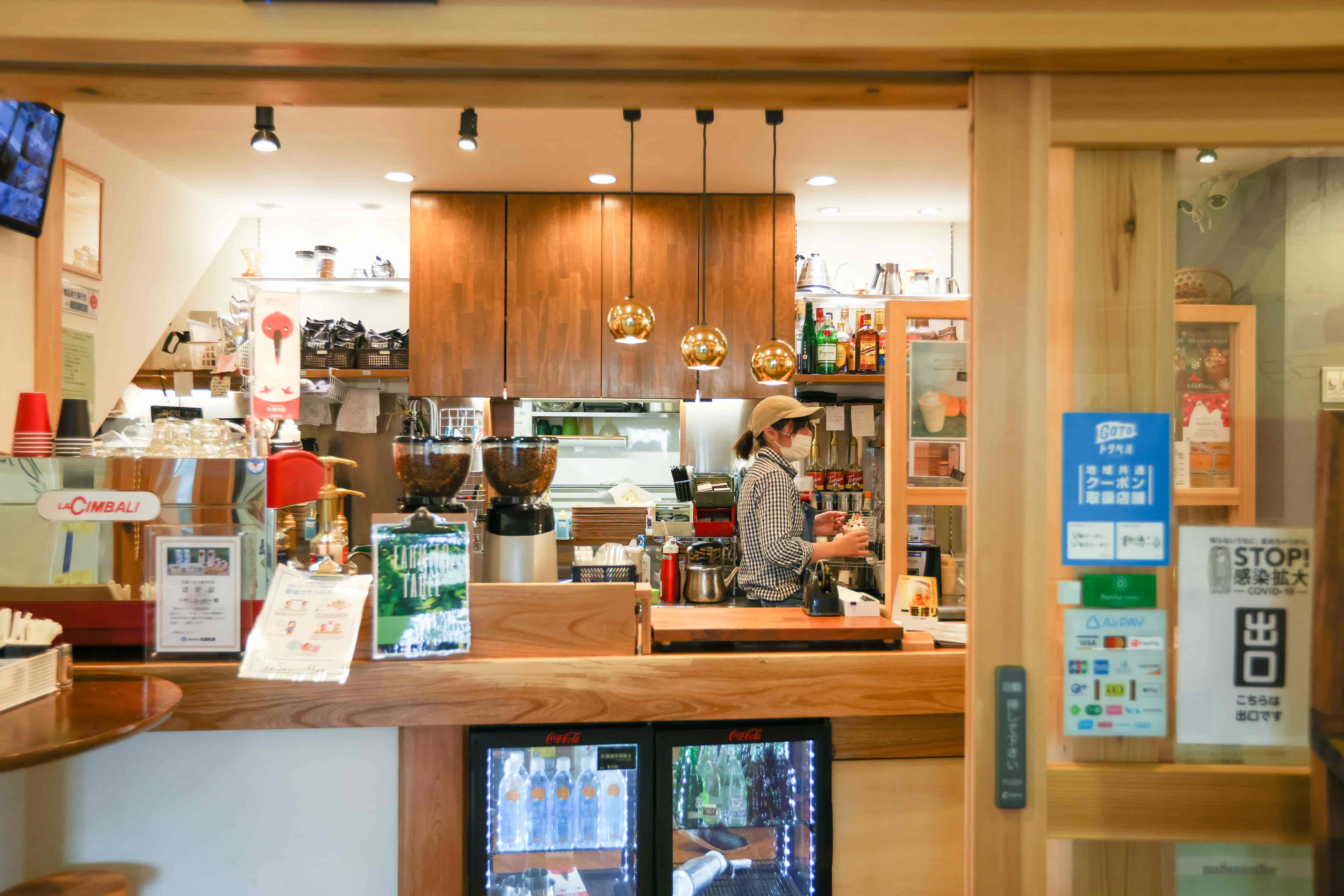 入口に向かって大きく開かれたカウンター