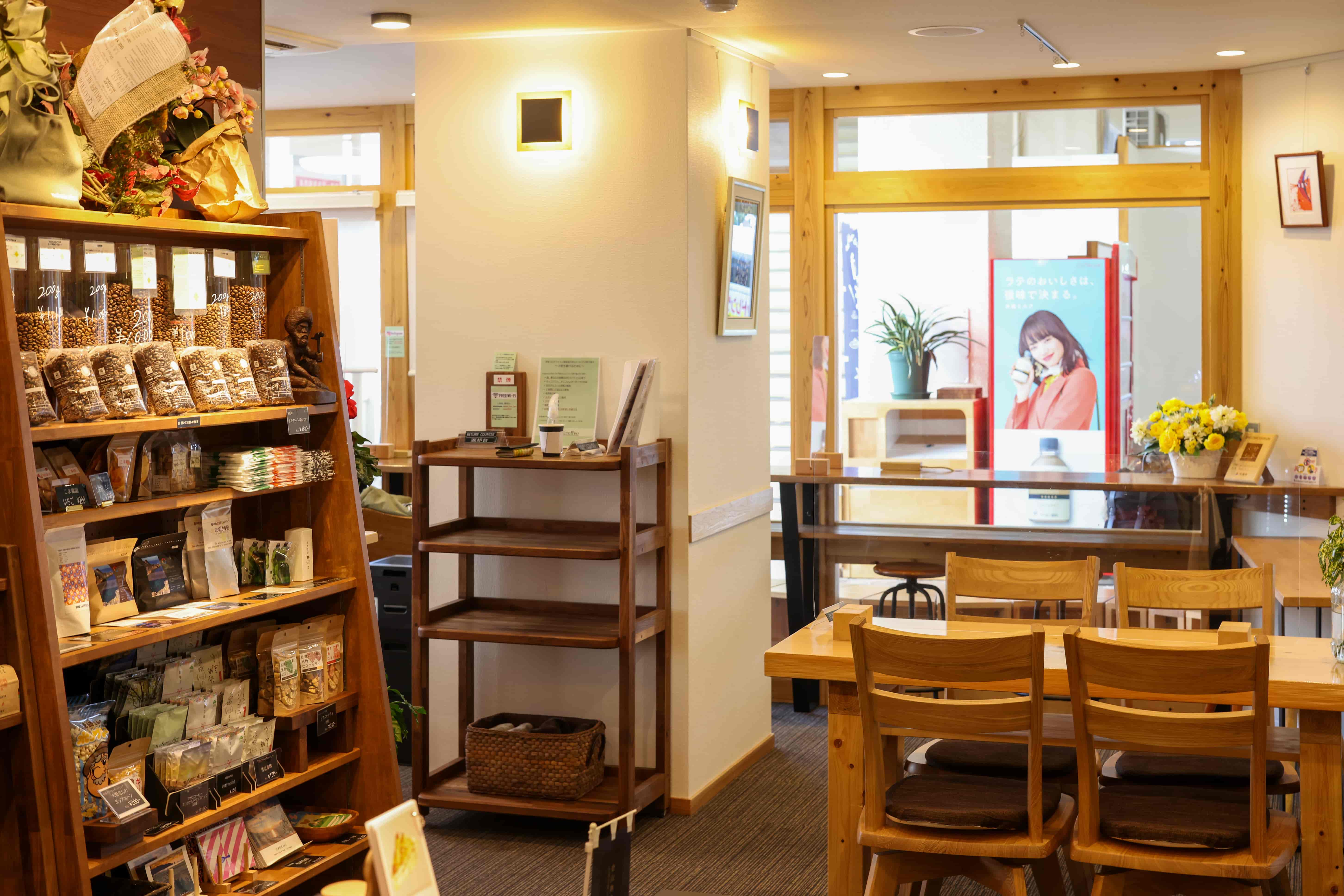 白い壁に木の調度品が良く合う店内